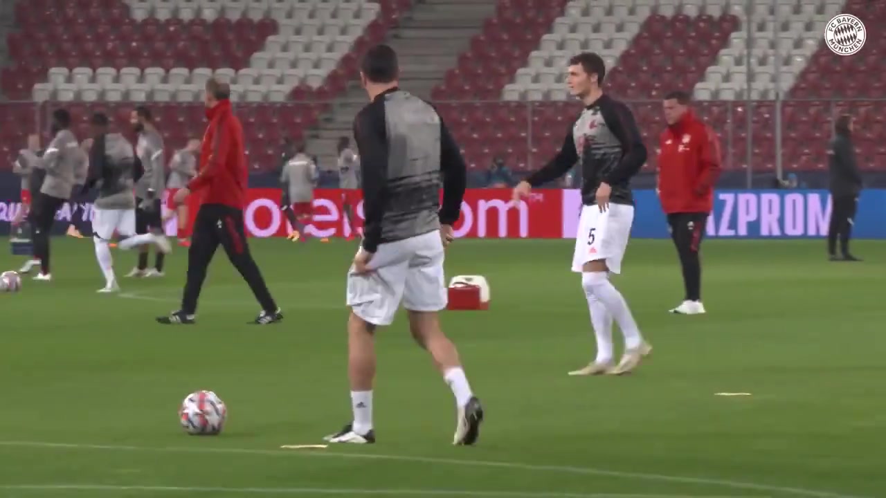 【足球】太丝滑了！名场面：莱万热身秀球感，帕瓦尔灵魂出窍！