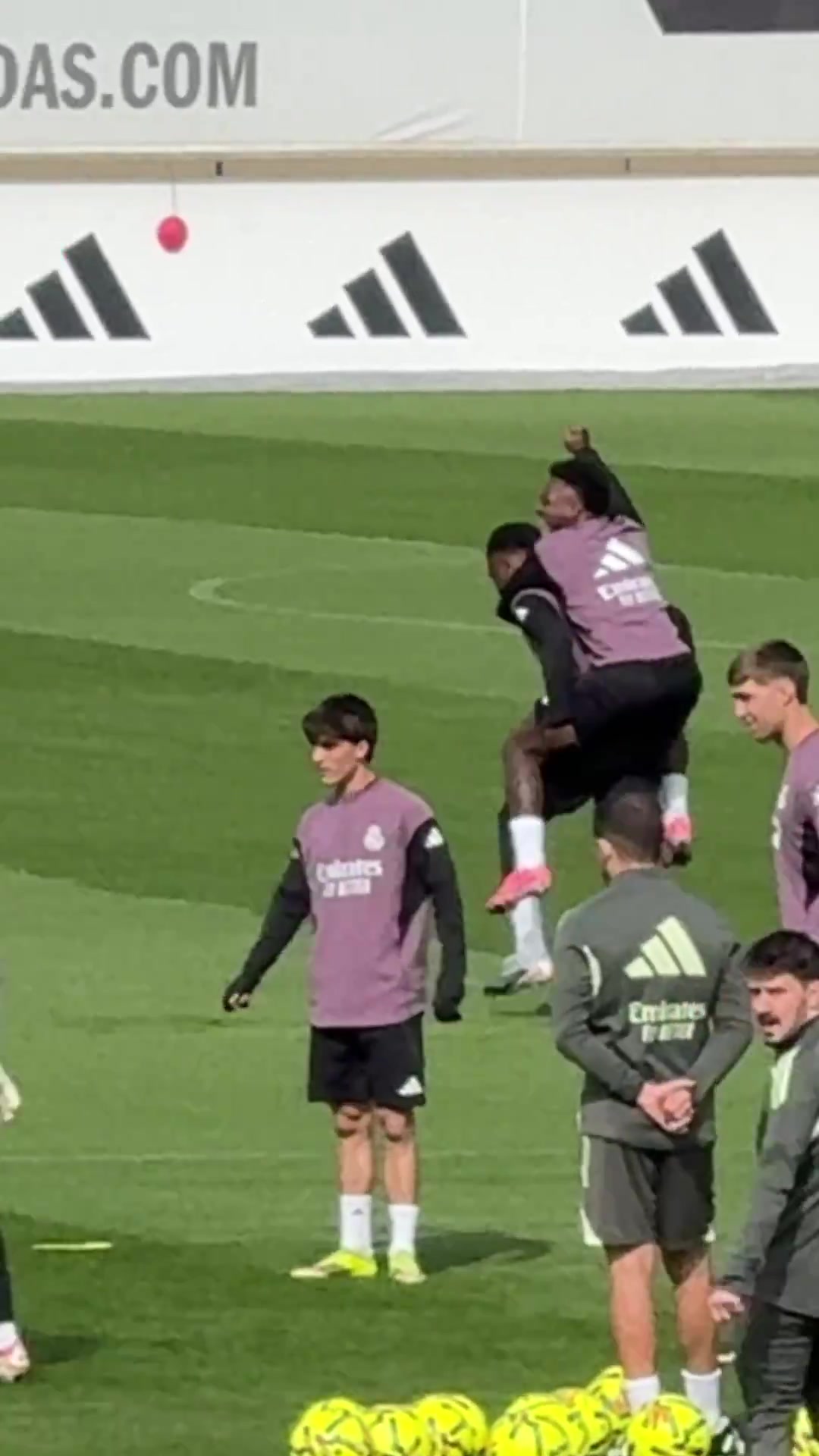 维尼修斯花式穿裆戏耍阿诺德，随后上演激情庆祝