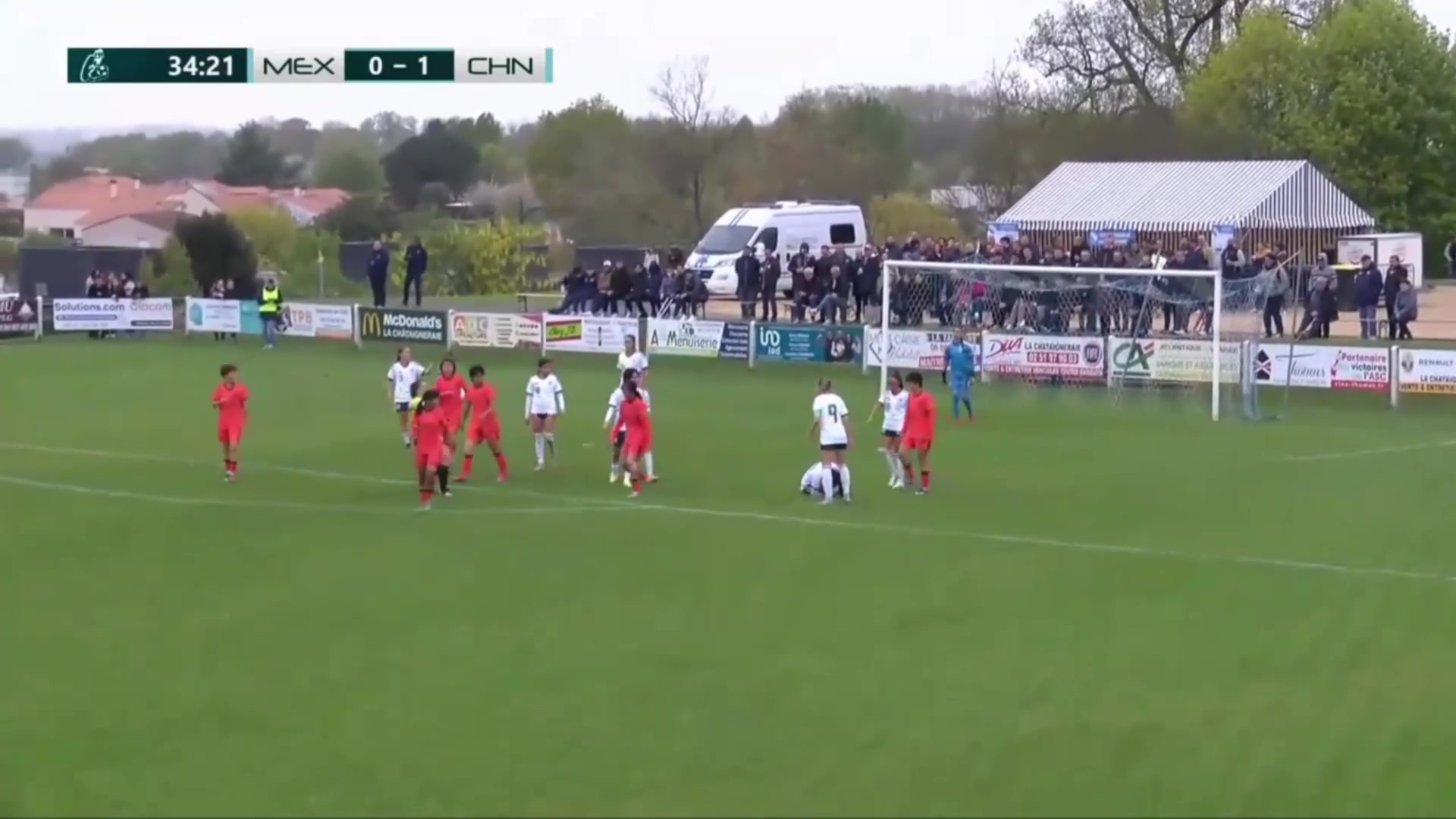 中国女足U16少打一人！吴逸羲倒钩射门危险动作被直红罚下！