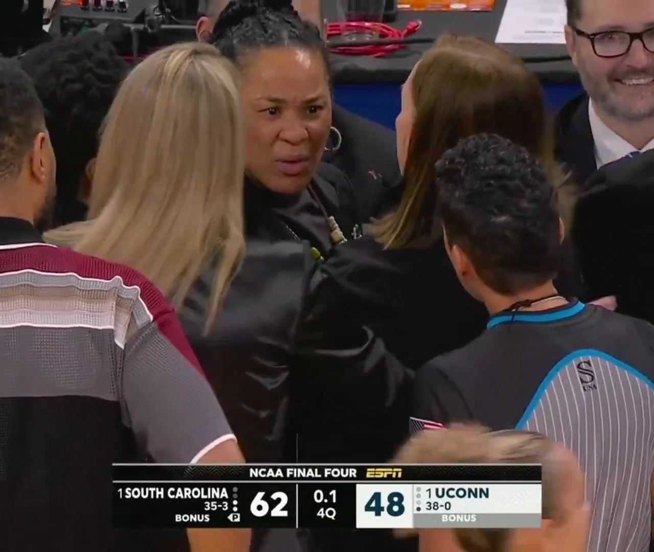 [NCAA]罕见场面女篮疯三四强赛后，双方主帅爆发口角！贴脸