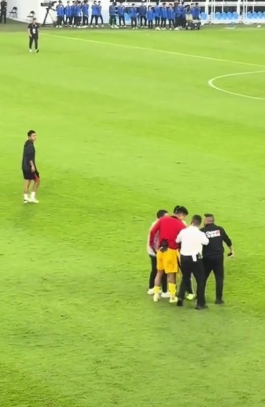 [体育头条]球迷冲场只为找韦世豪，一旁的刘殿座还帮着安抚，韦世豪也是宠！