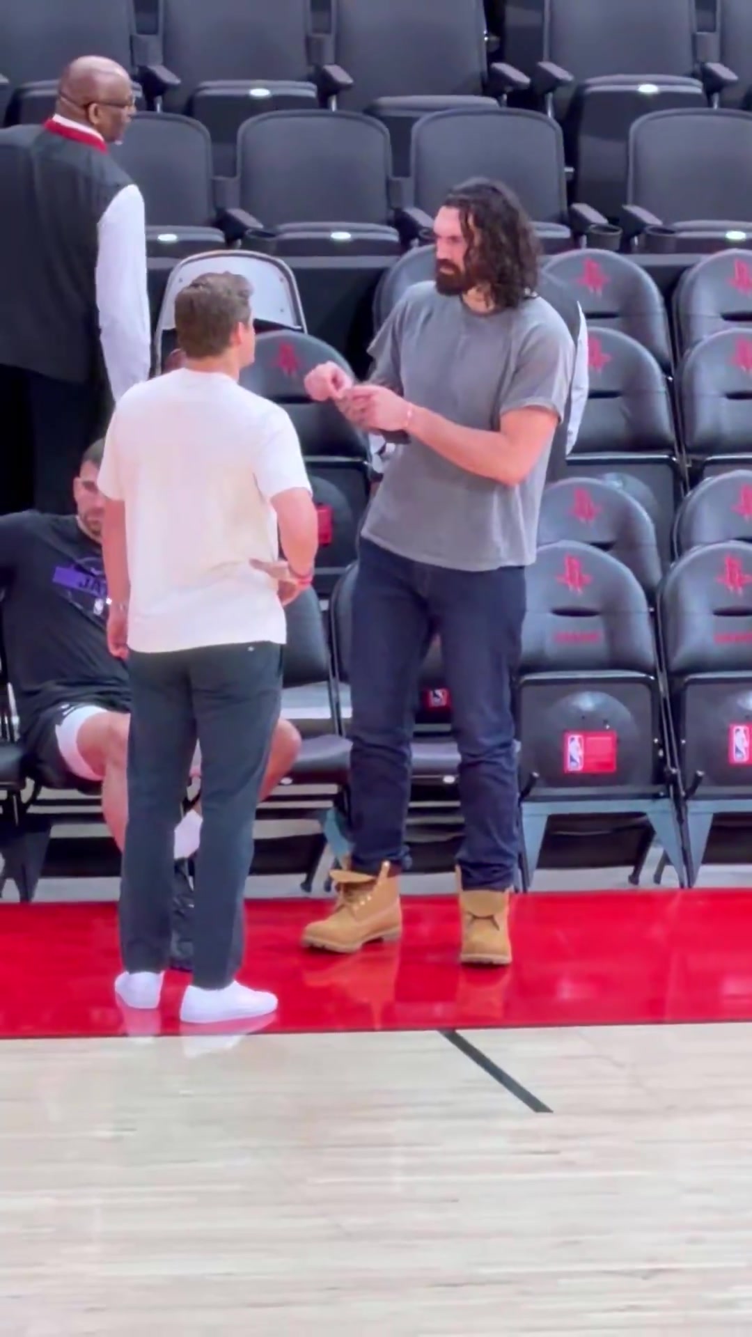 【今日视频】不知恢复得如何了？亚当斯在场边和大家聊天~