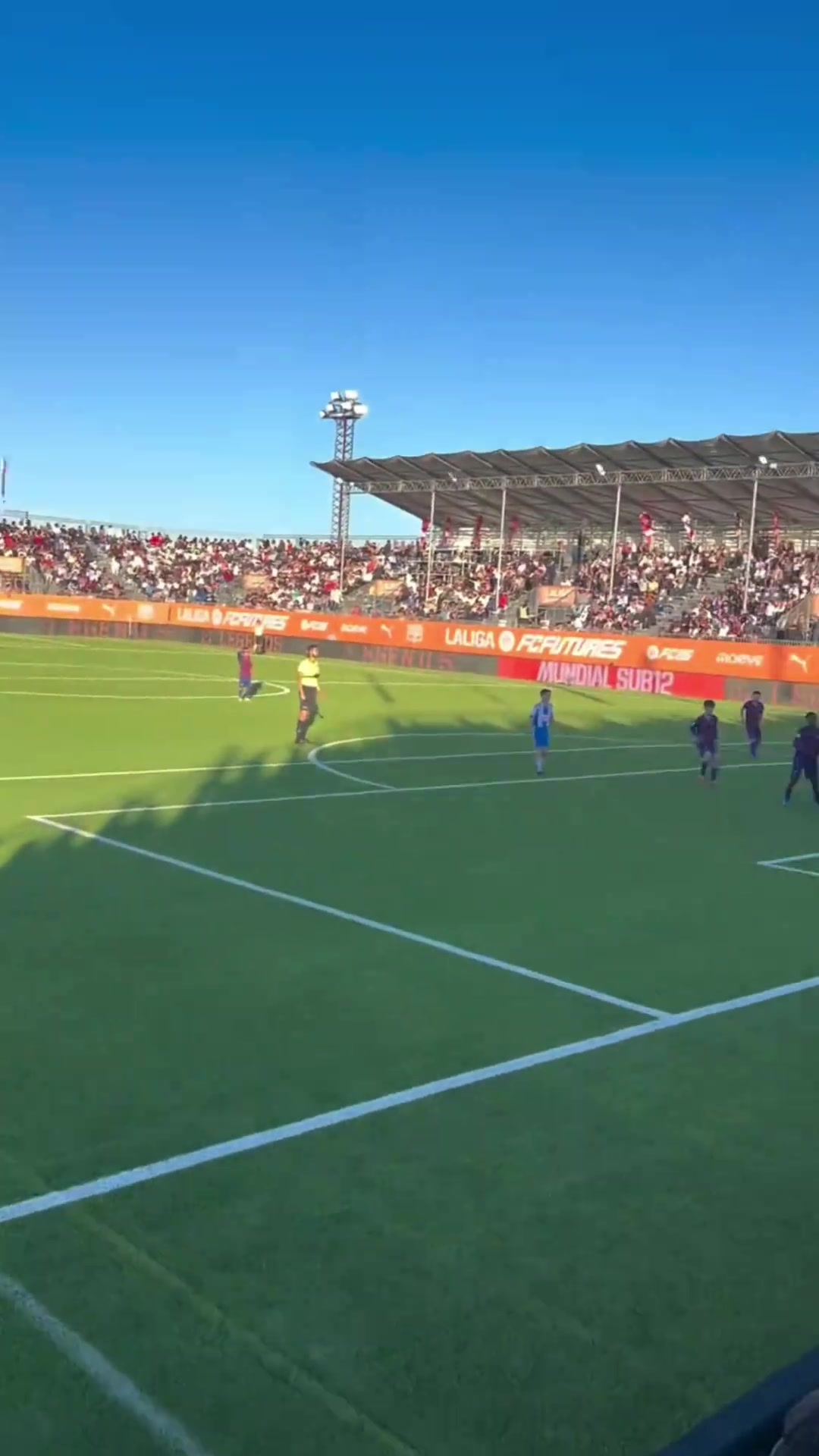 [精彩剪辑]迷你佩德里啊！巴萨11岁天赋怪禁区连续踩球过人晃晕防守球员！