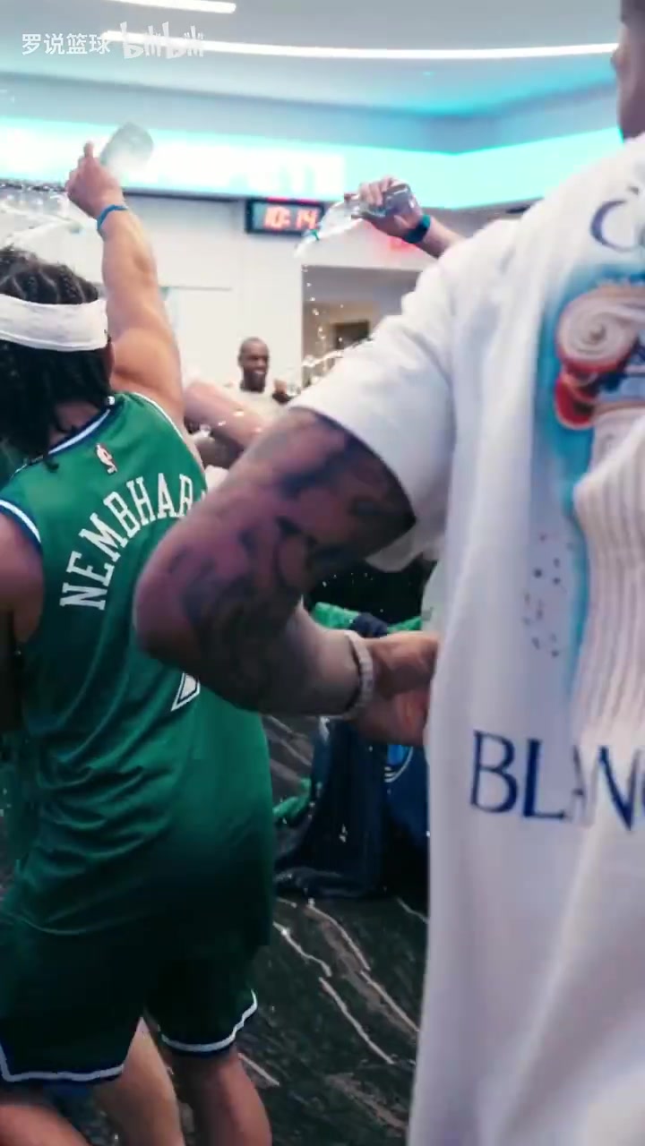 【有道理嘛?】独行侠更衣室泼水庆祝！弗拉格轰51分后被浇透了：基德欧文祝贺！