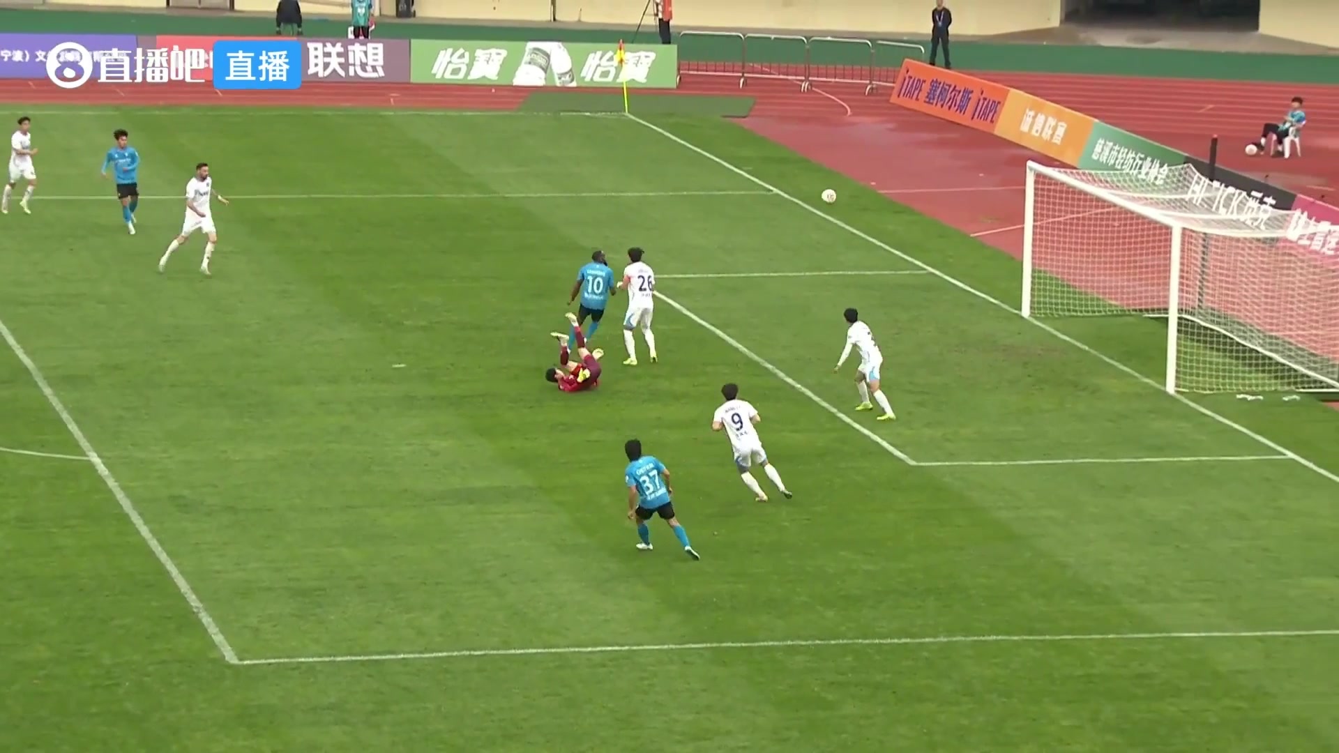 【推荐】有点离谱！中甲门将双拳击球刚好打在对手身上弹进球门