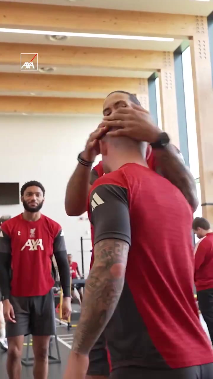 [精彩镜头]越摸越秃了！麦卡新造型回归利物浦训练⚽，队友上手