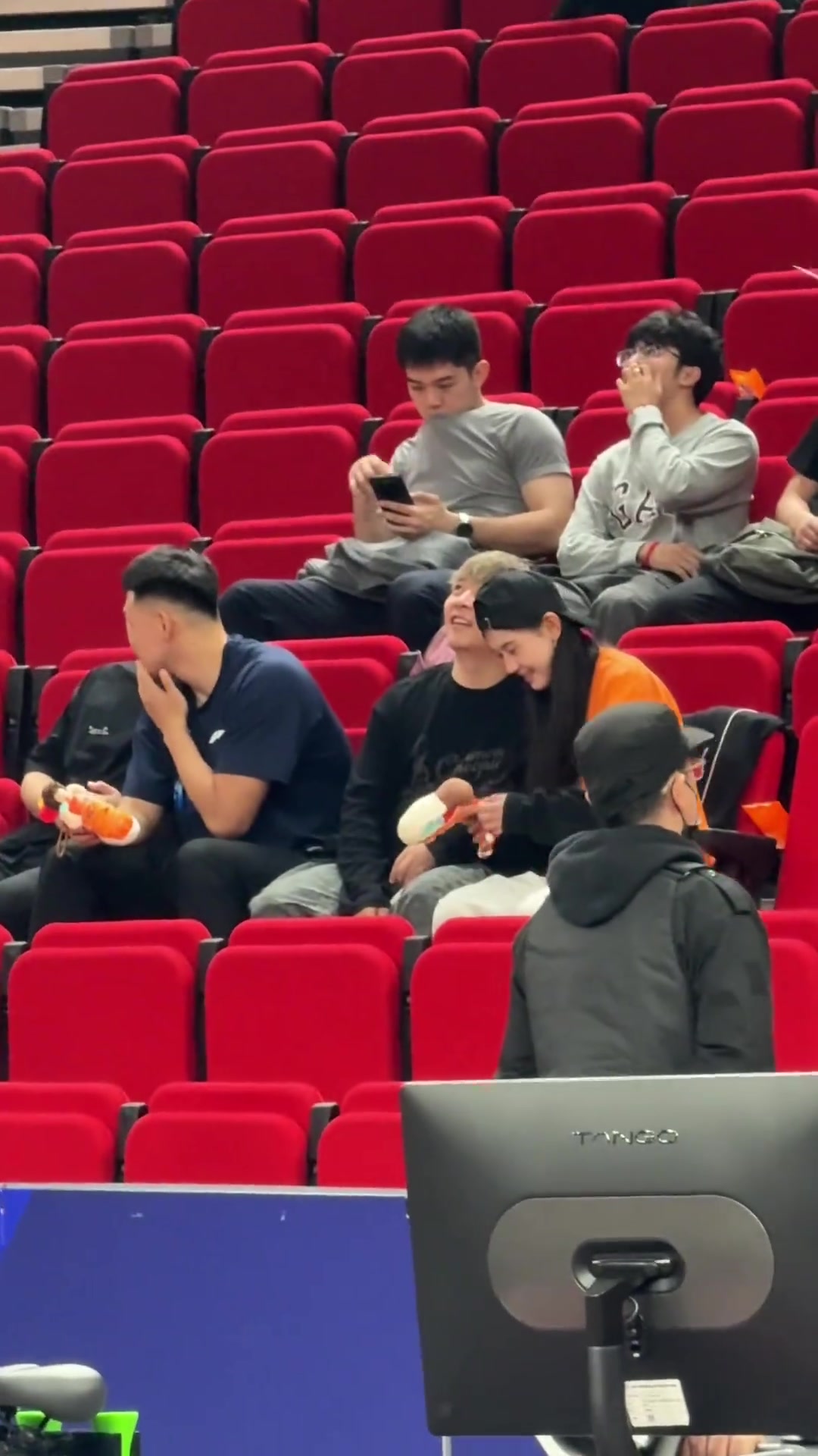 [篮球]CBA看台抓到有小孩偷谈恋爱，在线撒狗粮！原来是一帆和甜儿