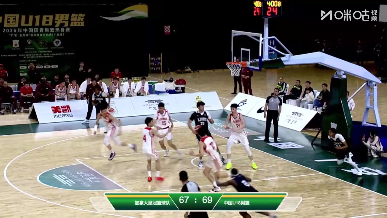 这球扣得霸气啊！杨易轩快下反击，接队友助攻上演抡臂暴扣！