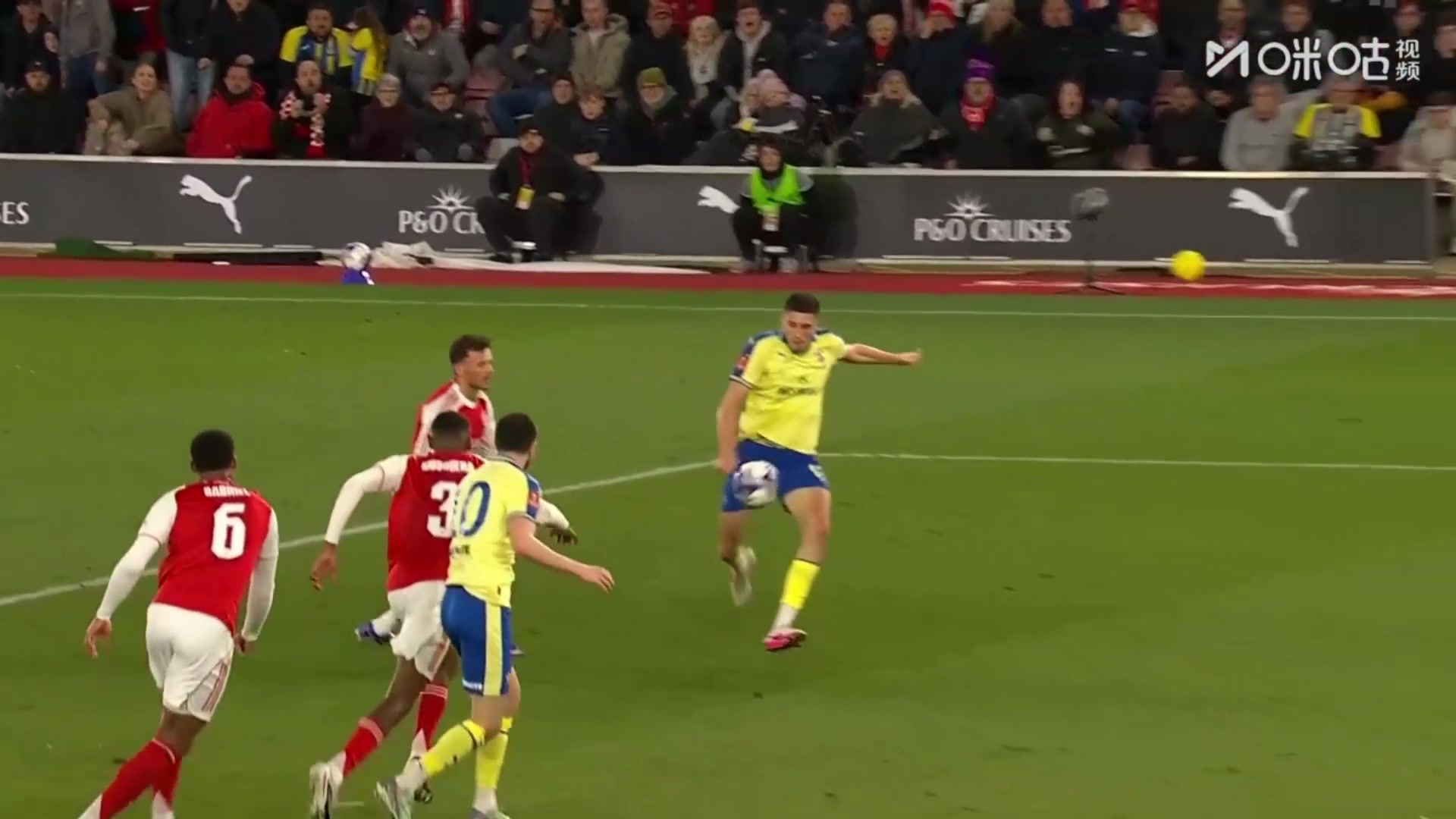 全是失误！厄德高脚后跟传球被断，圣徒反击本-怀特冒顶目送丢球