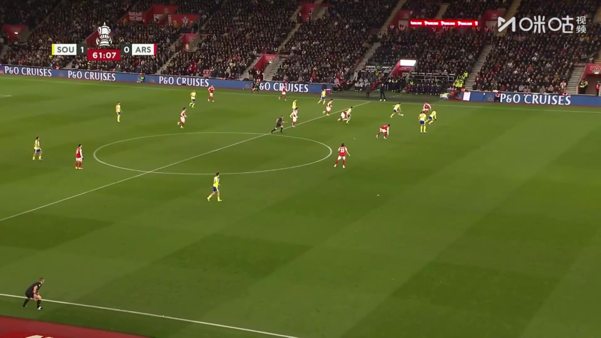 枪手逃过一劫！圣徒反击斯基恩萨内切兜射击中横梁！