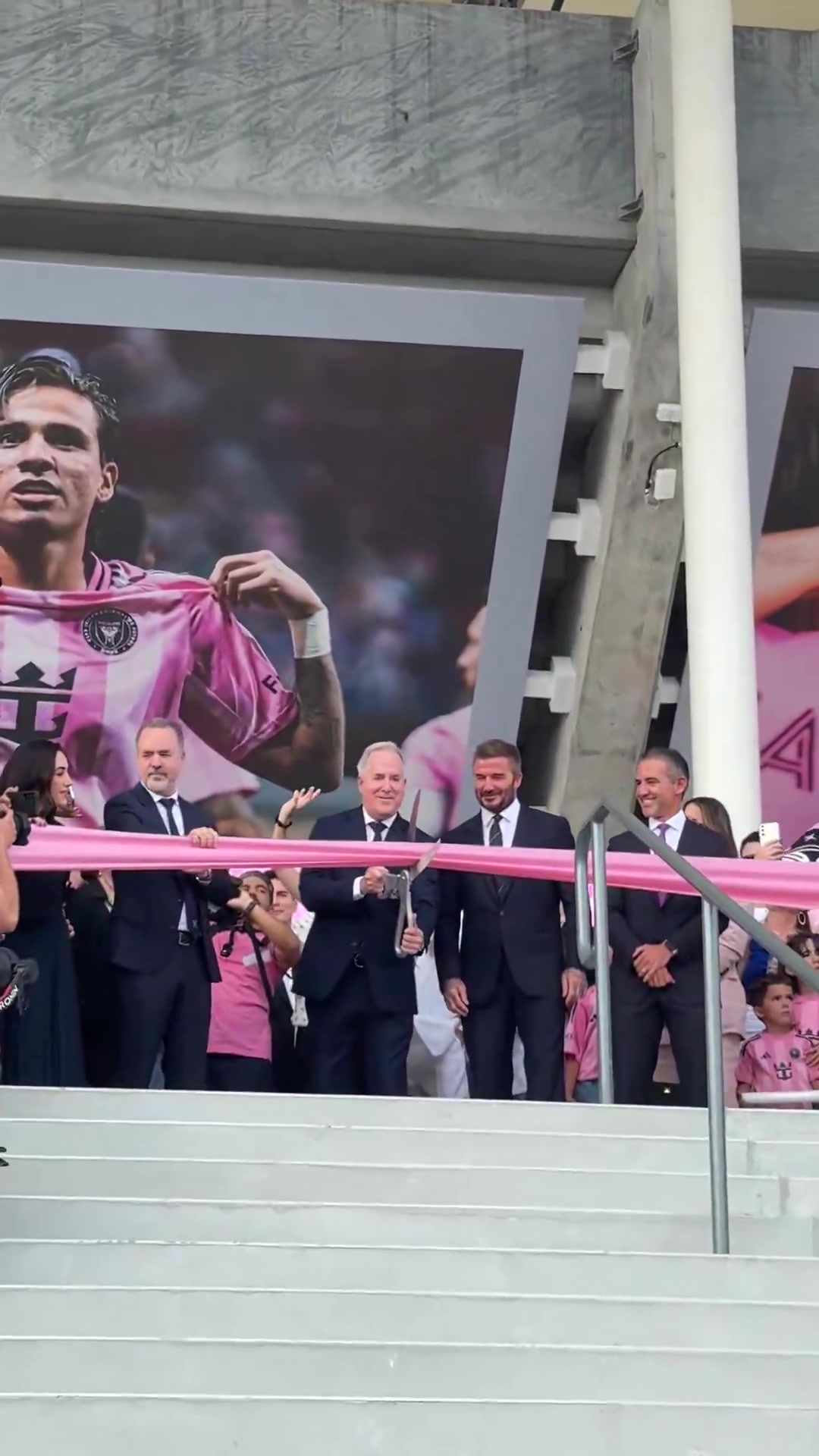 迈阿密国际总经理马斯兄弟与贝克汉姆一起剪彩，宣布新球场开幕！