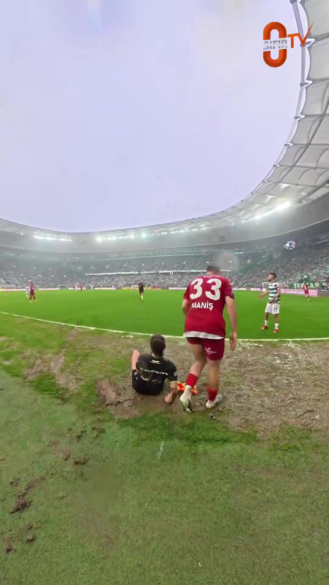 【球迷看点】土耳其球员铲倒女边裁后竟直接走掉，女边裁摔地上一