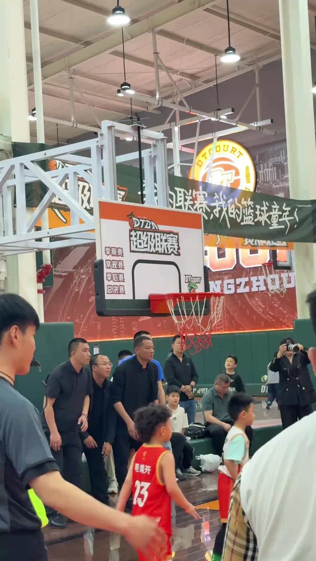 [热点剪辑]同一个球场同一个爸爸...