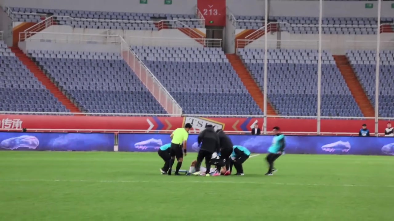 [关键时刻]牛志明：说实话，这场担架队的积极性比咱们最后时刻