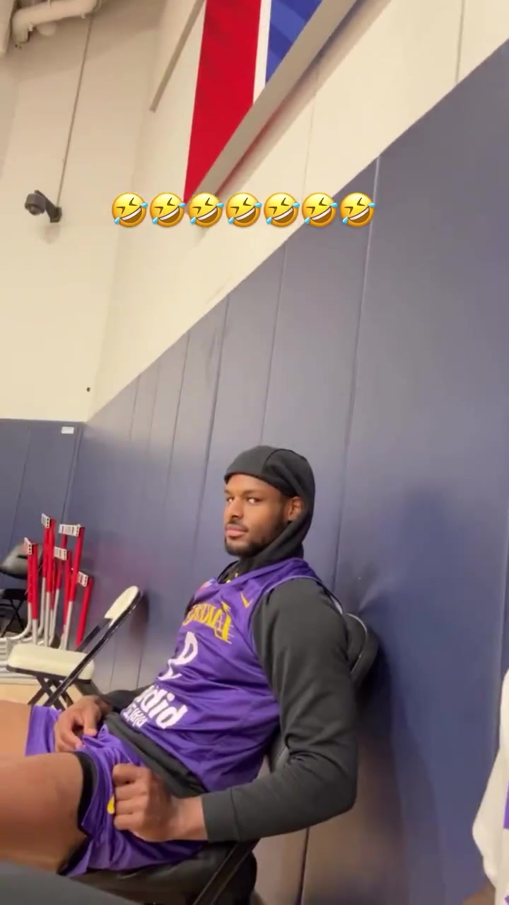 [精选观赛视频]心情还是不错！詹姆斯和布朗尼训练中来了个搞怪