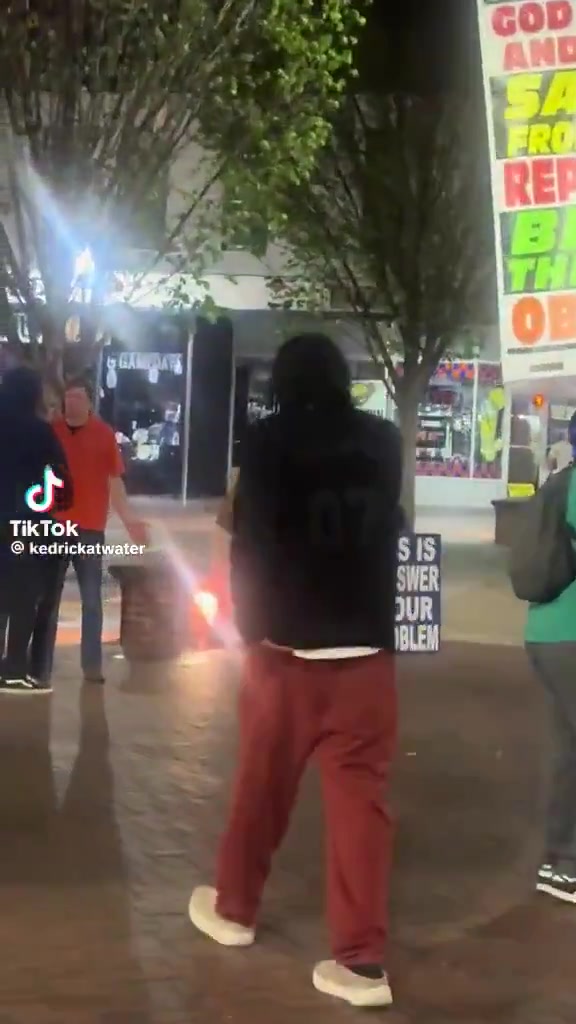 【推荐视频】被裁后放飞自我！网友拍到杰登·艾维在街头进行布道