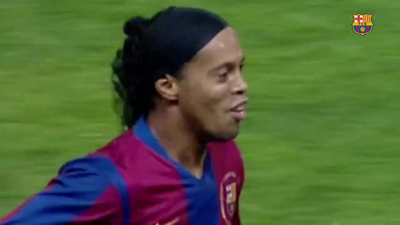 [你怎么看？]美好的回忆小罗倒钩进球之后，梅西在替补席鼓掌