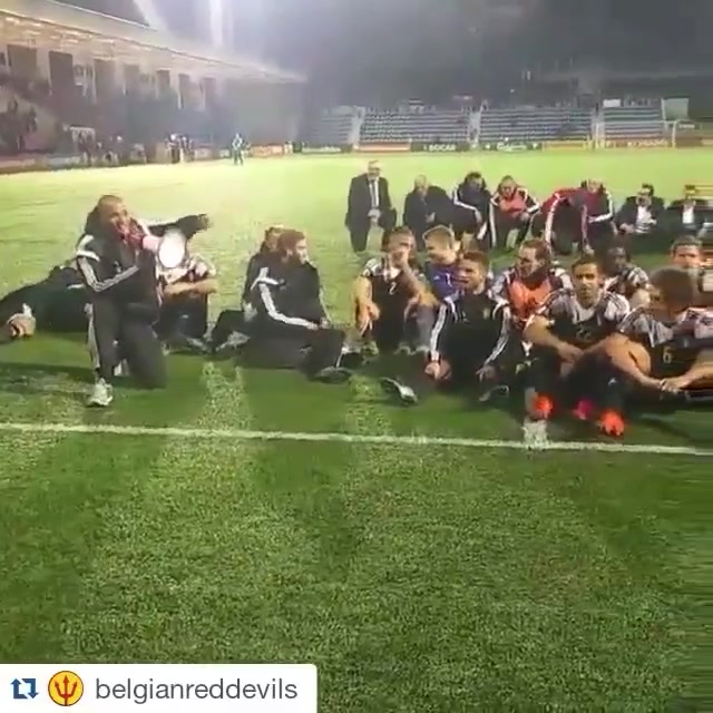 [体育视频]黄金一代！名场面：孔帕尼喊话时，阿扎尔把德布劳内扑倒了！