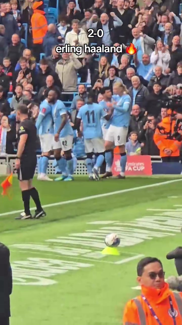 【体育视频】目标冠军！现场直拍：哈兰德进球后向球迷们比心！