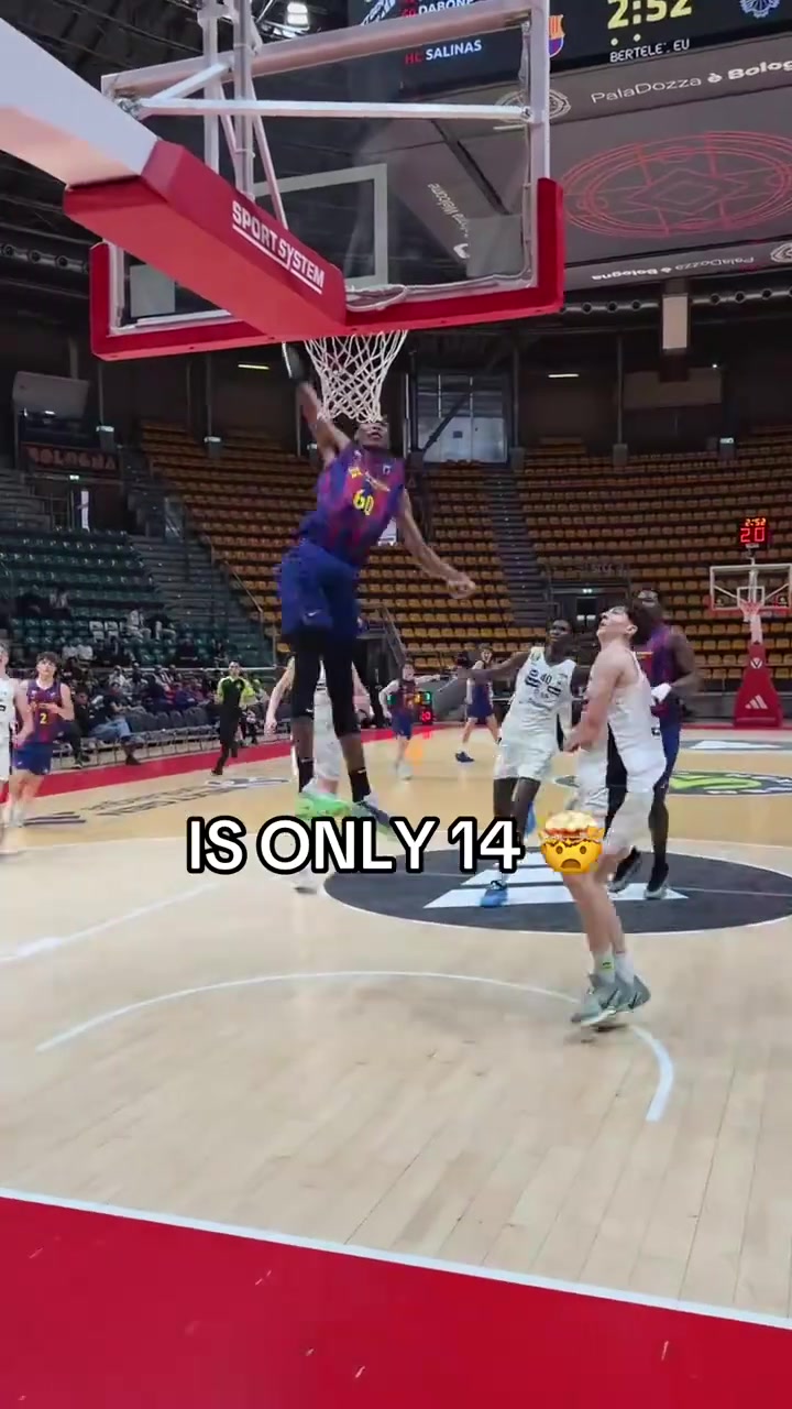 [今日亮点镜头]这是14岁？身✌️高2✨米11的巴萨前锋穆罕