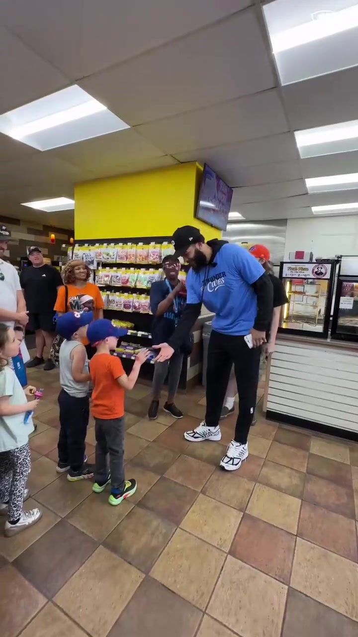 【篮球】MVP给我加油？SGA和队友突袭加油站，向顾客们赠送