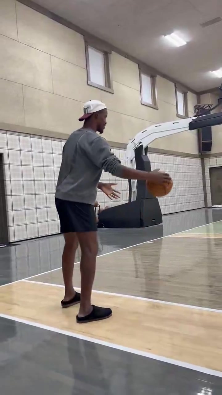 【推荐】恢复神速啊巴特勒已经能完成站立投篮训练了！