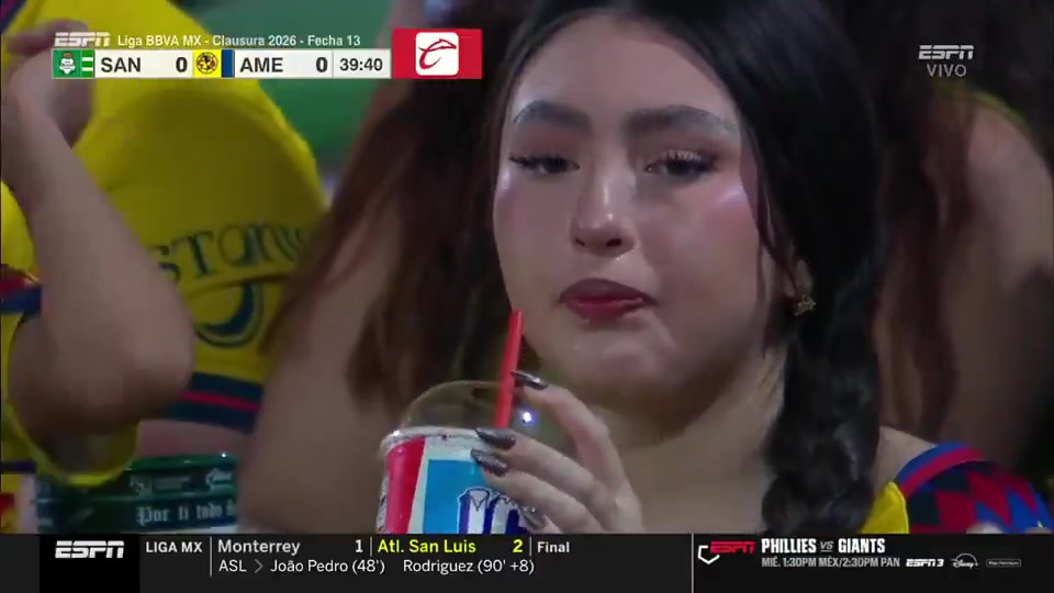 [球迷看点]墨西哥美洲队女球迷把自己喝过的沙递给小孩，小朋友