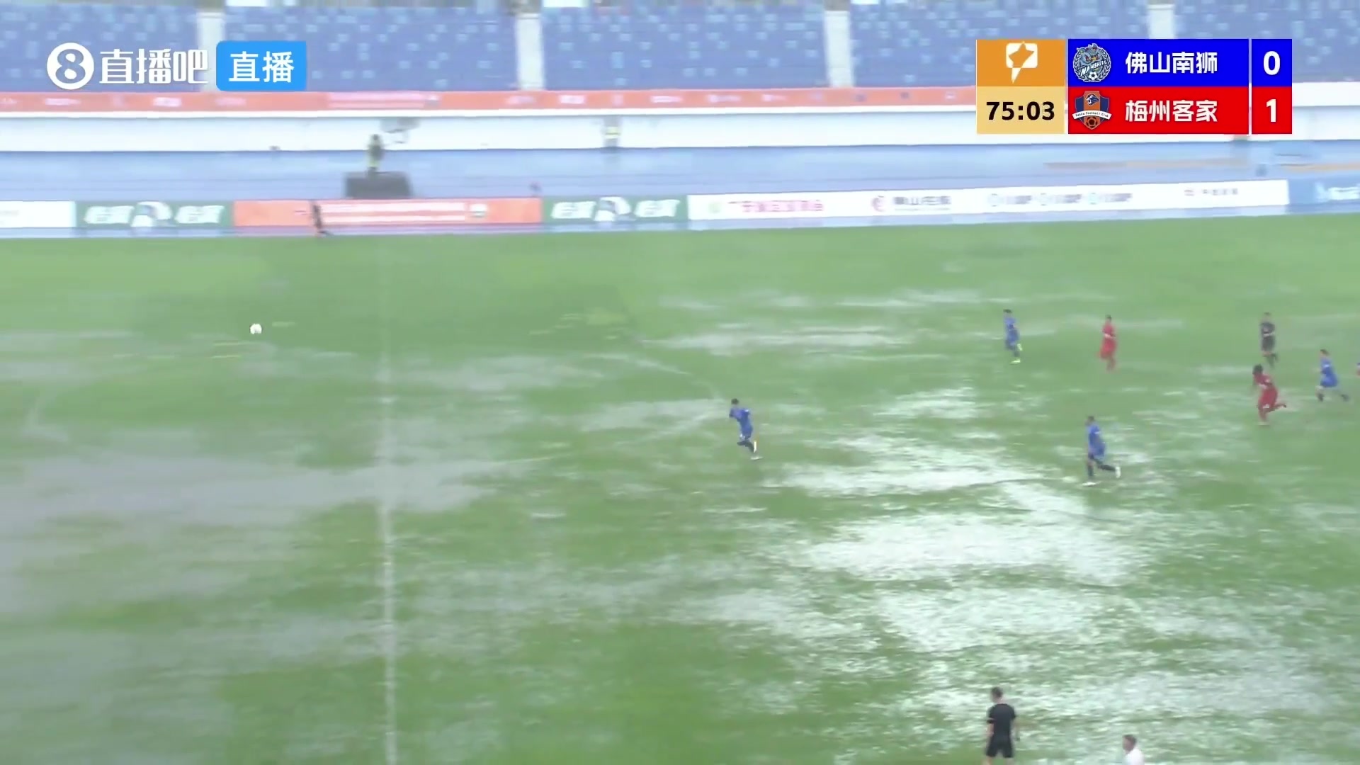 [有道理嘛?]今年最搞笑的一场比赛？中甲双方雨中大战，皮球变