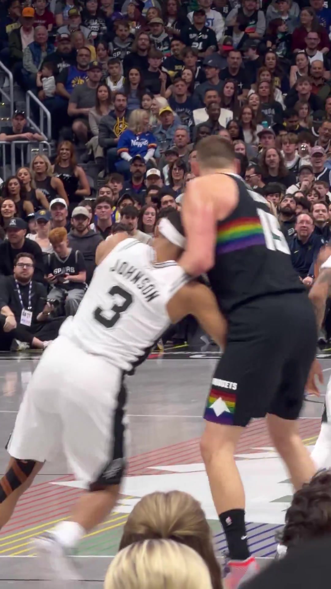 [热点视频]为了在防守中顶约老师，凯尔登真是把吃奶的劲都使出