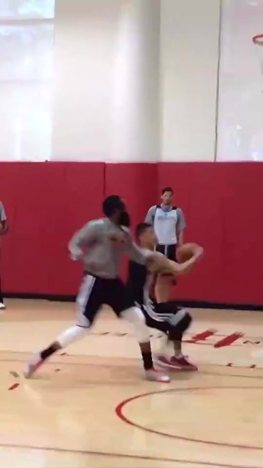 帅！林书豪此前与哈登单挑，一个假动作晃开哈登翻身跳投命中