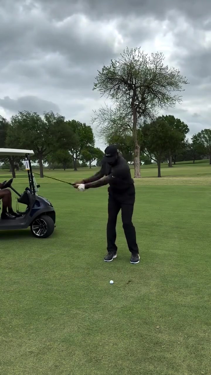 松弛感拉满！詹姆斯训练完与布朗尼一起来打高尔夫 ...
