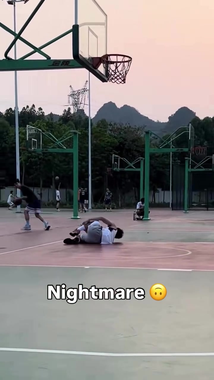 算谁的？小伙扣篮落地时踩到球场上的篮球，这得疼死吧！