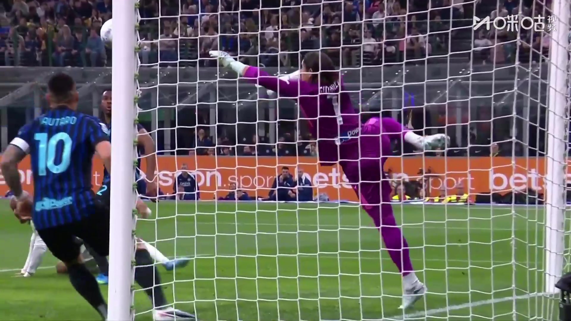 不可思议！马伦头球攻门皮球弹地，索默飞身逆天换手扑出！