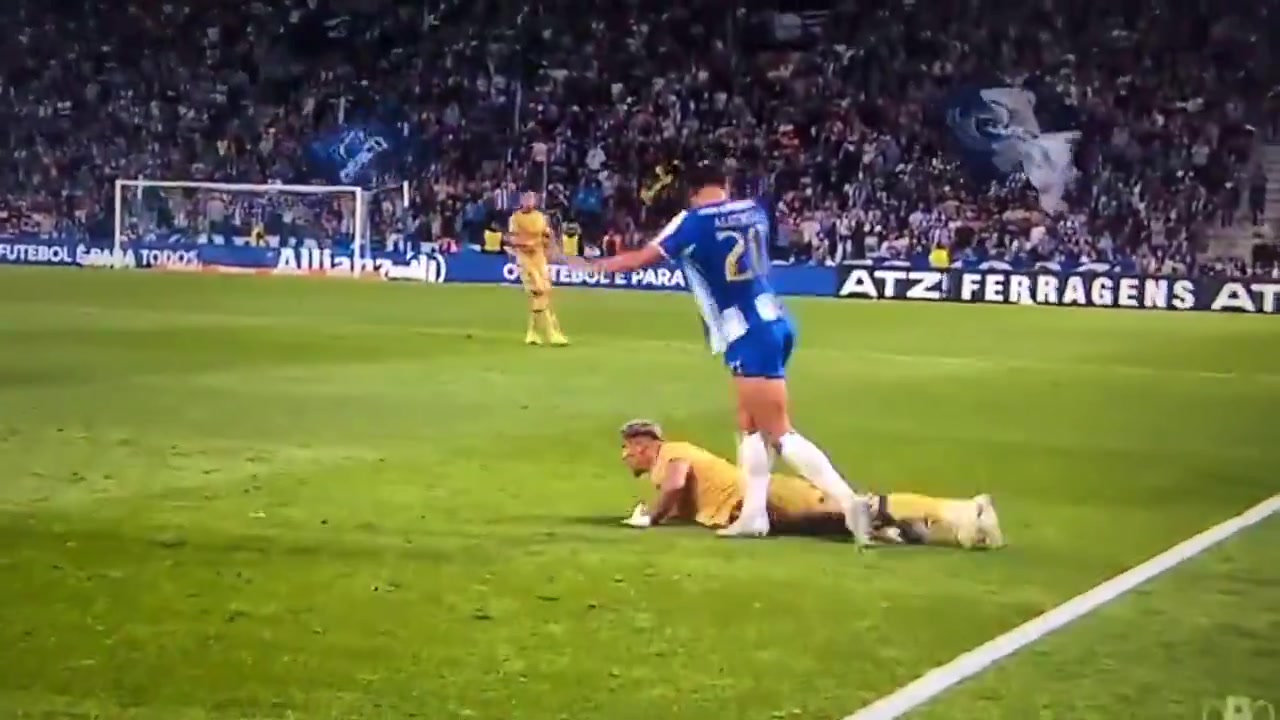 [球迷看点]实拍：波尔图的阿尔贝托·科斯塔趁对手倒地之际，向他吐口水