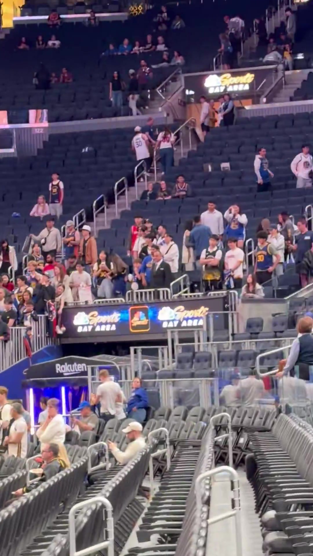 【今日冲击镜头】大哥还是不一样！库里今日复出，走入球馆时迎来