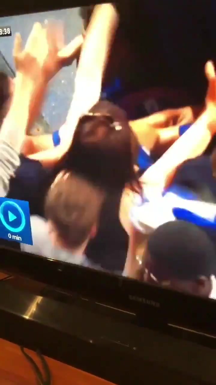 【视频/集锦】切尔西女球迷太豪放！当年伊瓜因进球遭“熊抱”，一旁AZP看呆