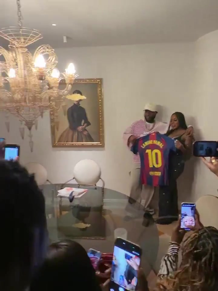 [热点回放]亚马尔母亲这么大只➡️！现场向尼日利亚乐坛巨星赠