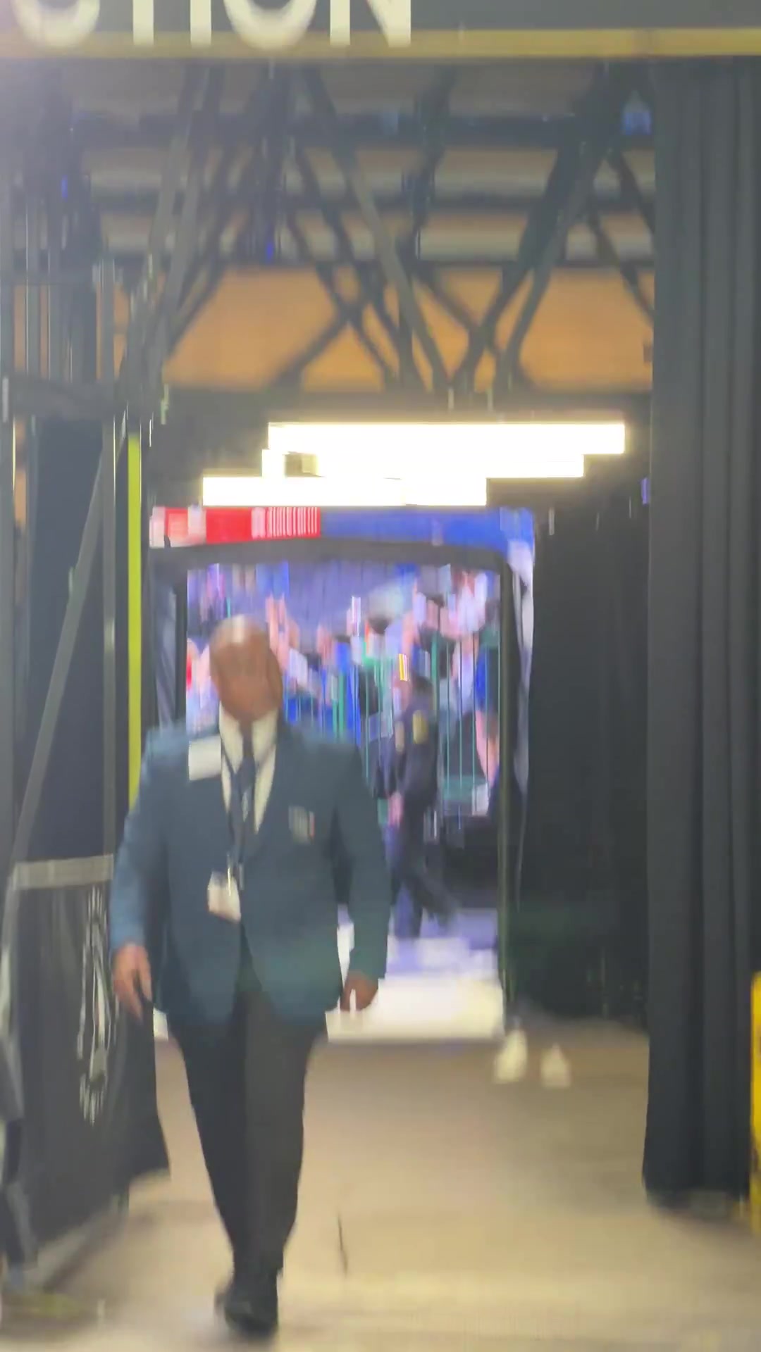 【独行侠】两战拿下96分！战胜湖人后，弗拉格一脸轻松走回更衣