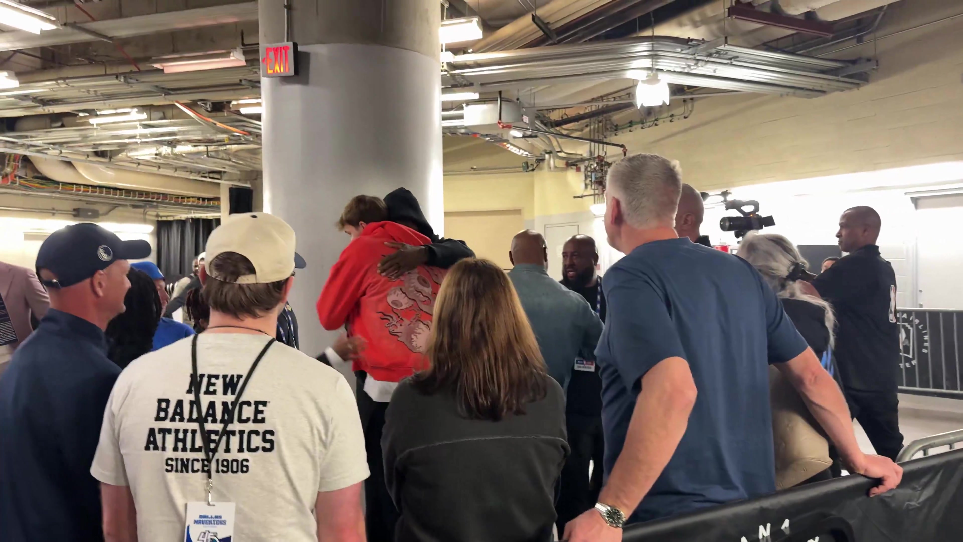 [精彩剪辑]惺惺相惜❤️詹姆斯与弗拉格赛后在球员通道再度拥抱