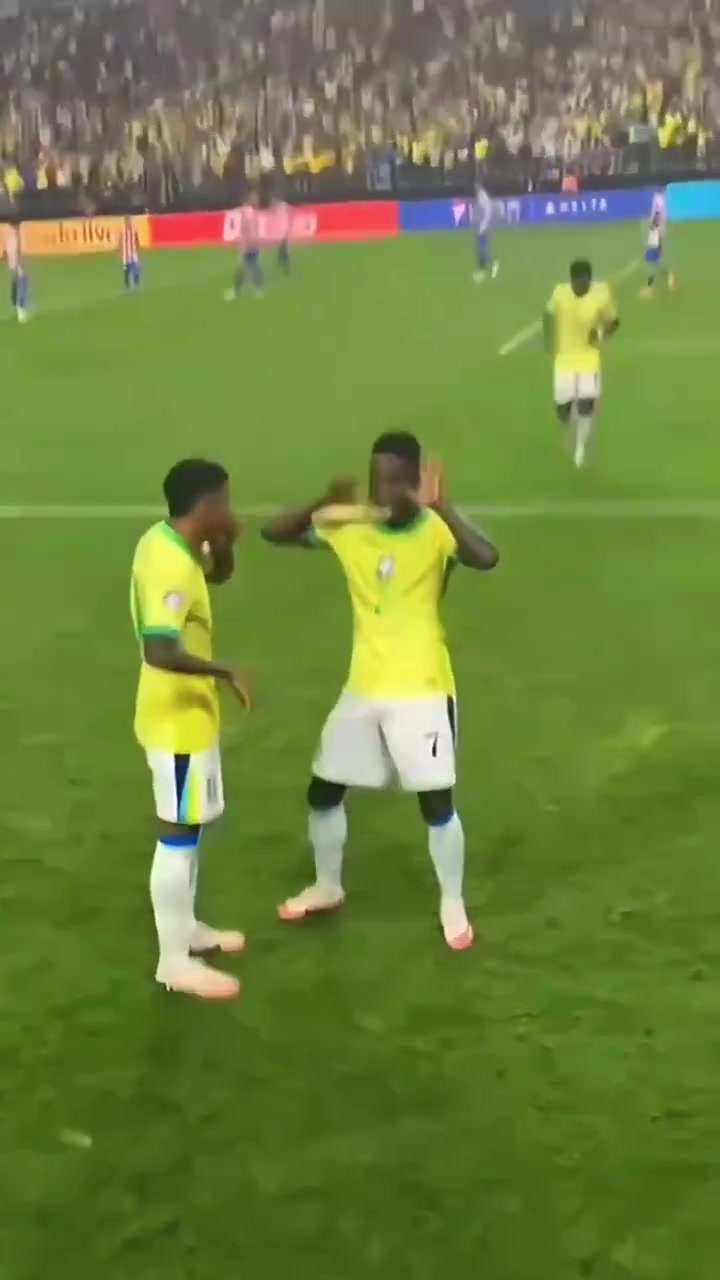 【西甲】能否传递火炬？名场面：维尼修斯模仿内马尔经典庆祝动作！