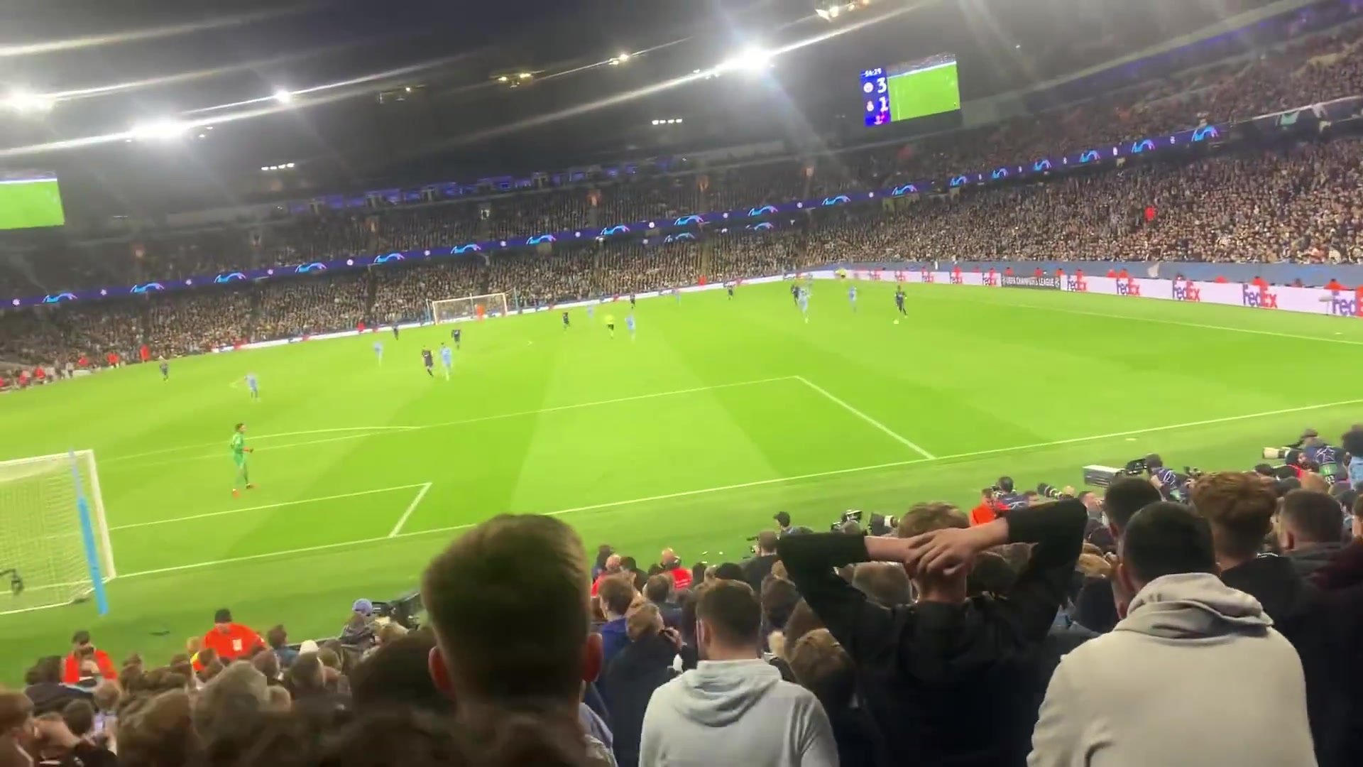 [皇家马德里]变脸一瞬间！名场面：维尼修斯过掉费鸟的一刻，曼城球迷沉默了~