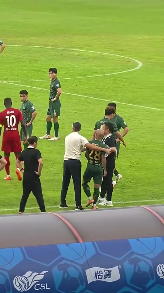 【足球】实拍：染红后米特里策还想冲进球场，还一脚踹翻水桶