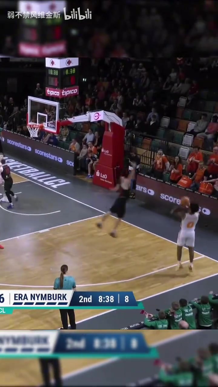  【体育视频】前摇过长！球员再现锡安三分线封盖名场面！