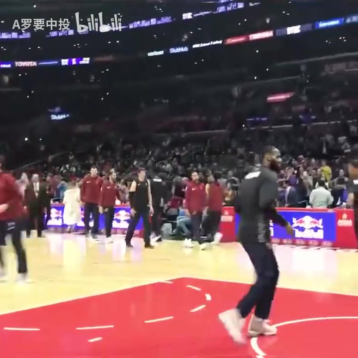 [篮球]和现在湖人阵容比如何？18年骑士队的赛前扣篮热身！