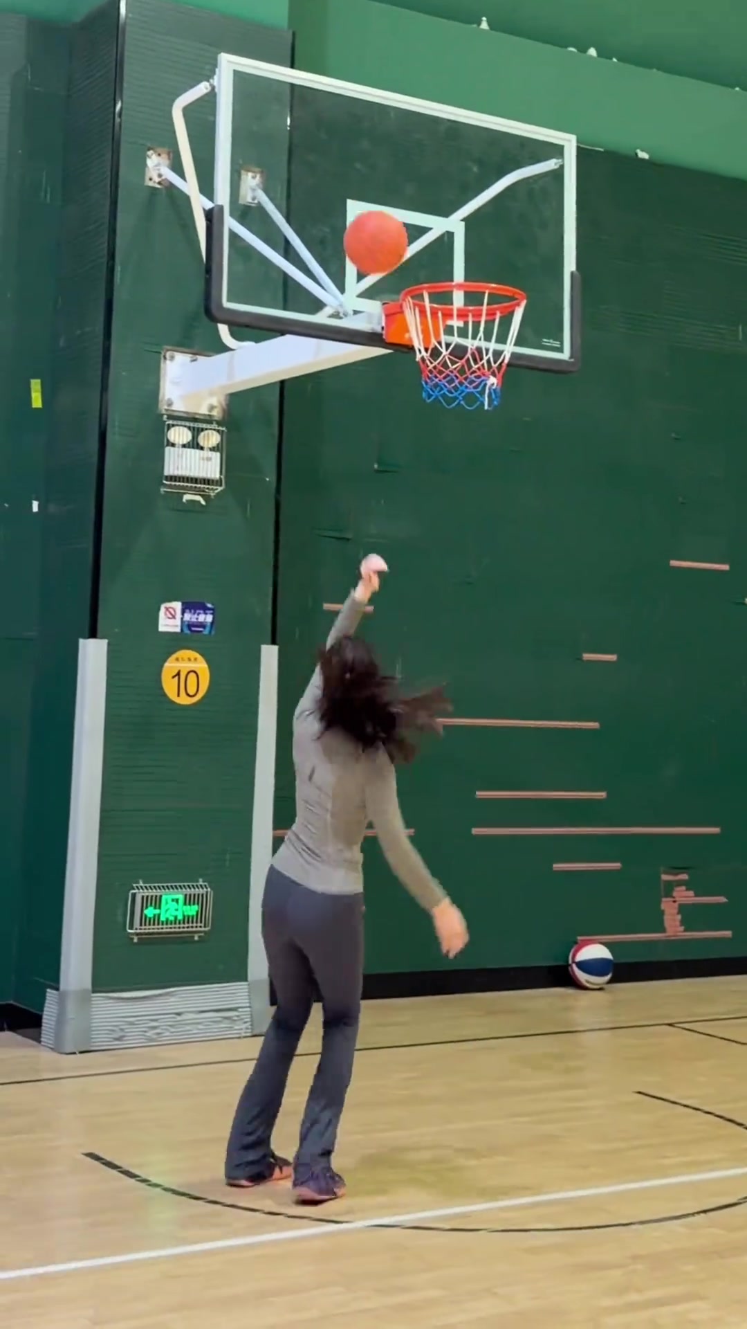 【体育视频】刚一刹那以为是肘子姐了！谁更胜一筹呢？