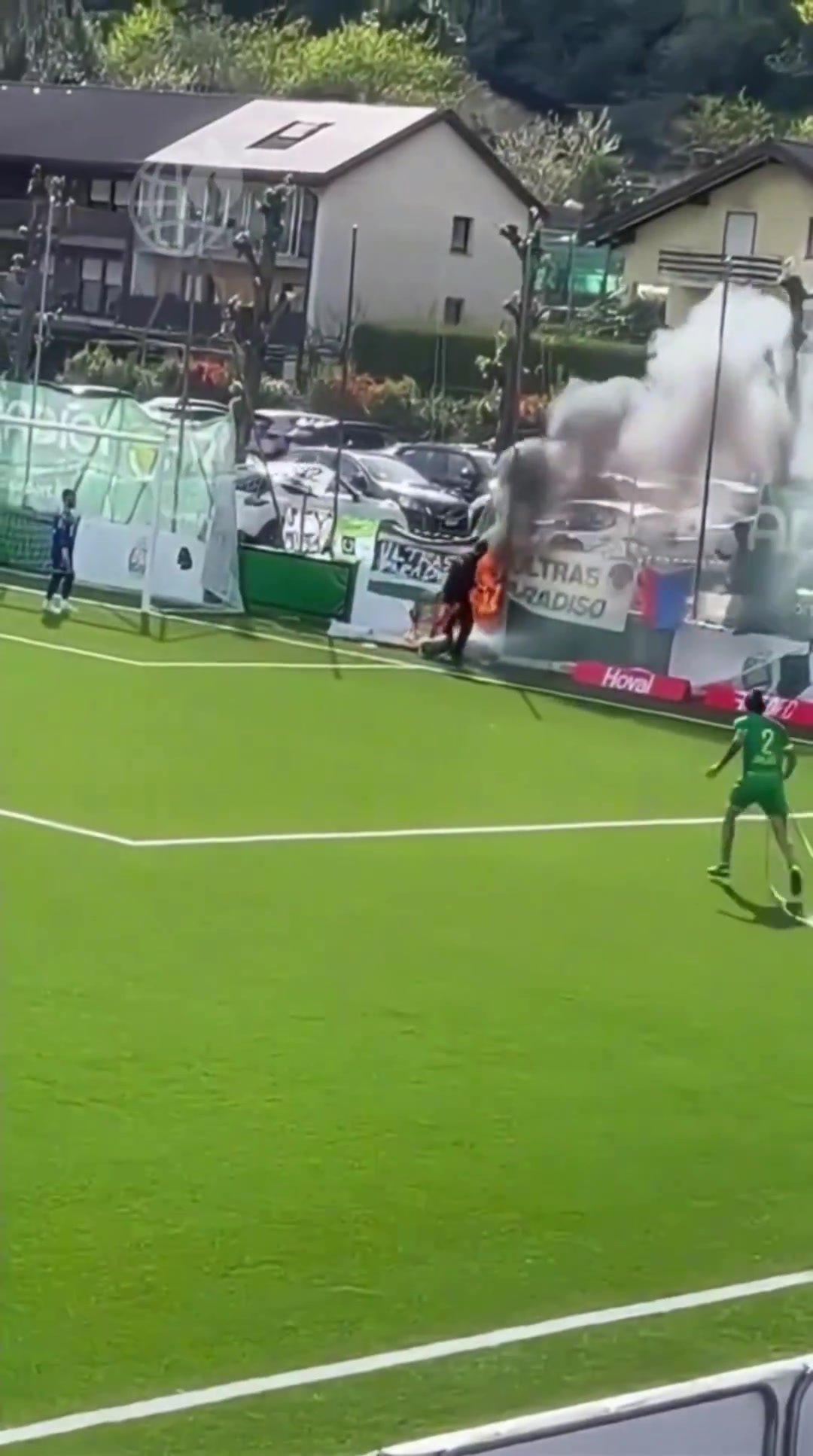 [球迷看点]球场起火别慌！前国米名将谢洛托化身消防员，这波灭