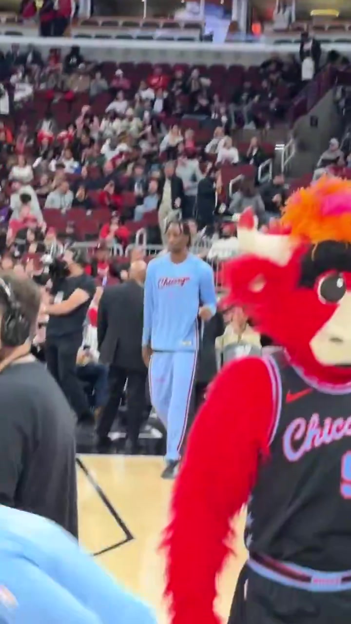 【视频/集锦】狄龙赛前和公牛吉祥物互送注目礼，有点名场面的意思了