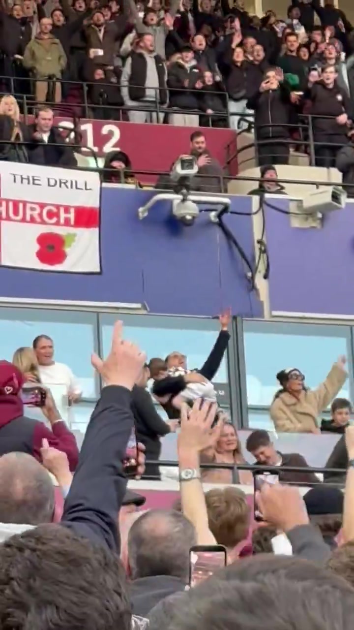 【精彩剪辑】鲍文岳父场边和球迷高唱：鲍文状态火热，他正在和我