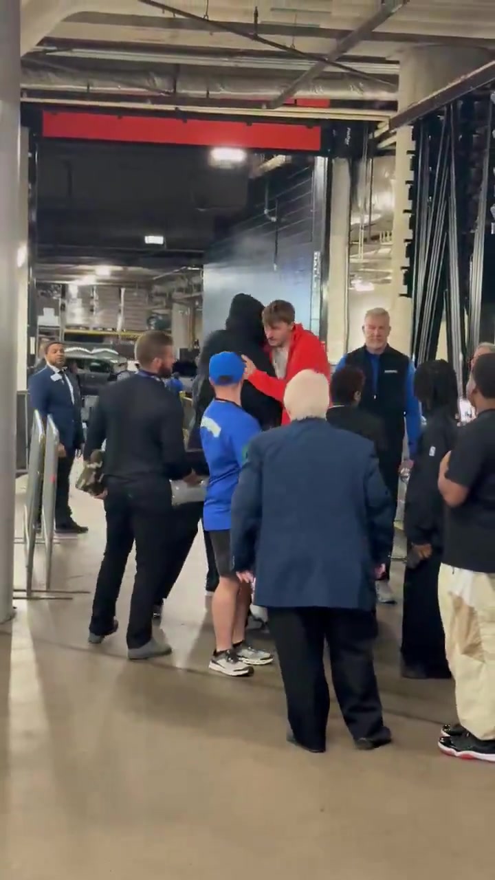 勒布朗·詹姆斯和库珀·弗拉格在勒布朗离开球场前拥抱...