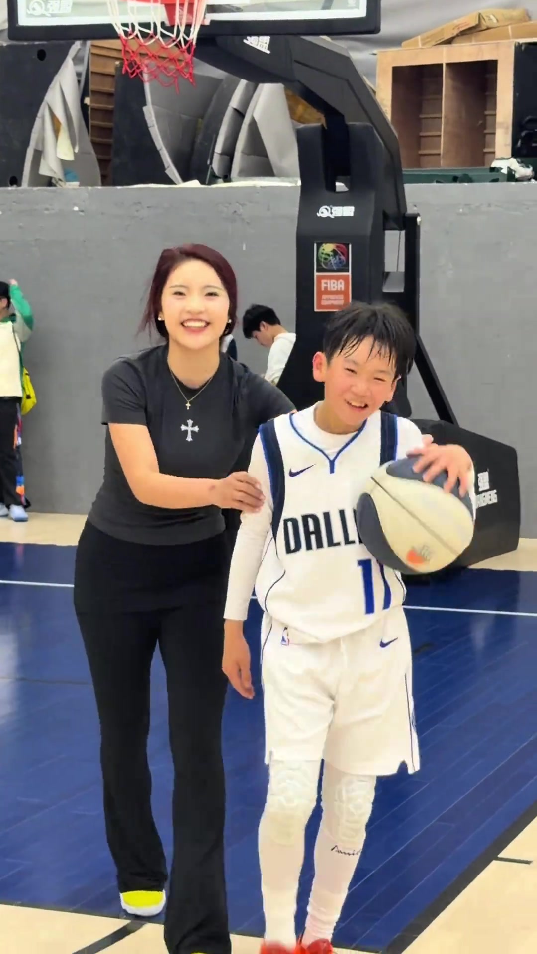 小菜鸡与小姐姐单挑！无奈对手偷学了姐姐的背打